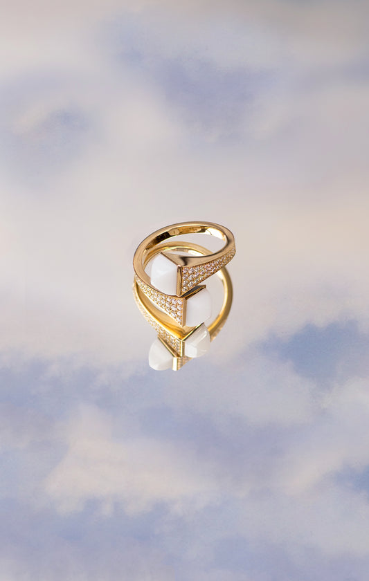 خاتم مارلي كليو من الذهب الأصفر والعقيق الأبيض