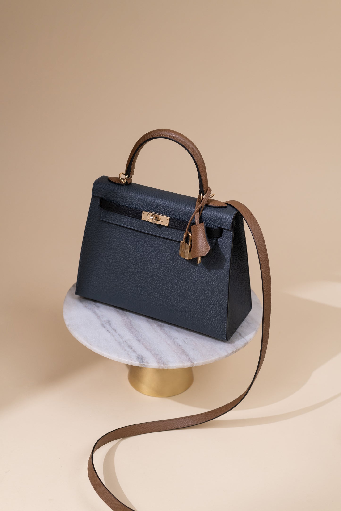 Hermès Kelly 25 Epsom Sellier Tricolor باللون الضبابي/الأسود/Alezan PBHW