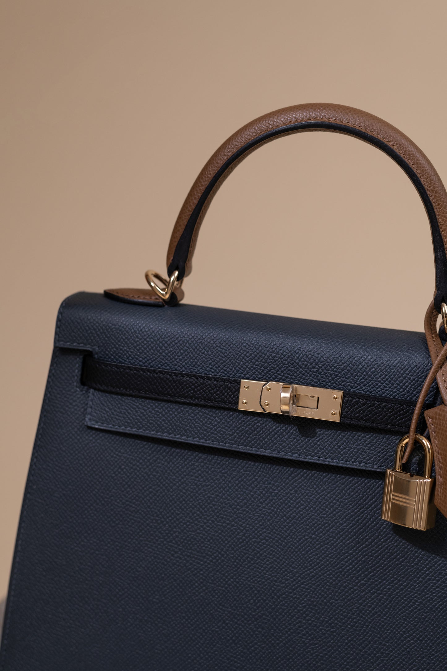 Hermès Kelly 25 Epsom Sellier Tricolor باللون الضبابي/الأسود/Alezan PBHW