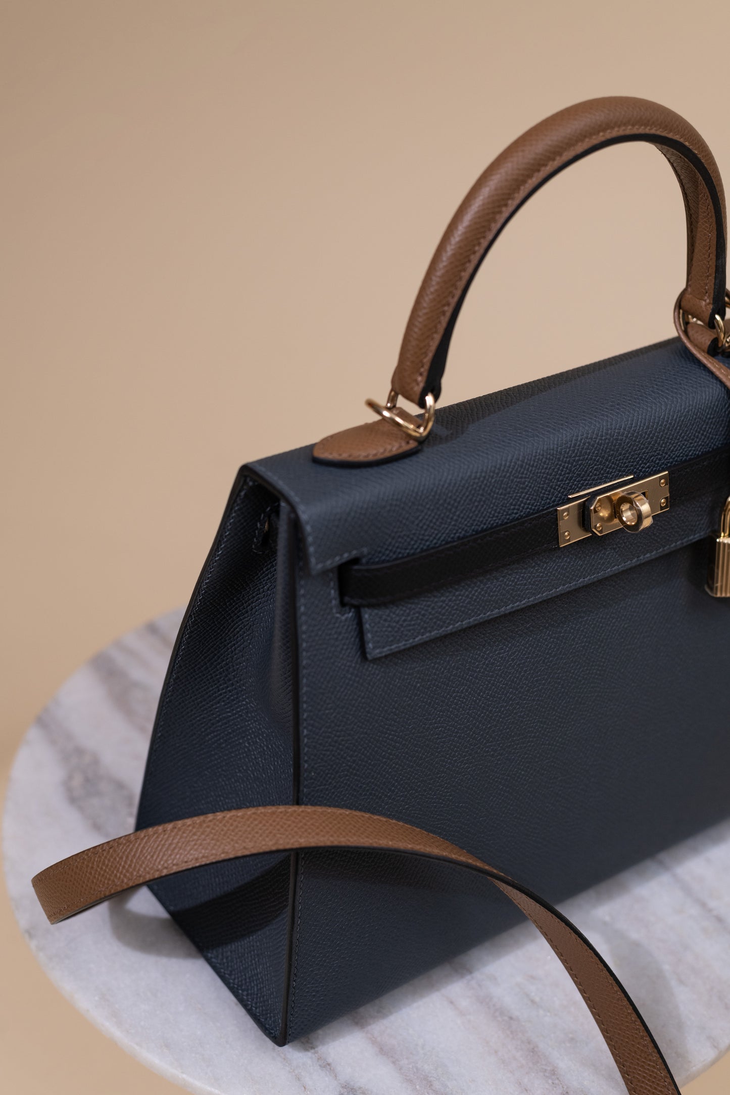 Hermès Kelly 25 Epsom Sellier Tricolor باللون الضبابي/الأسود/Alezan PBHW