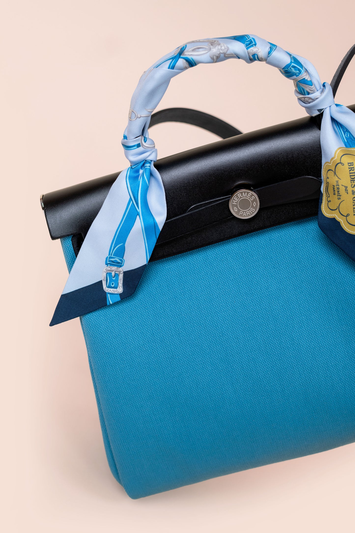 حقيبة Hermès Herbag Zip 31 باللون الأزرق/الأسود واللون العسكري/الصياد مع حذاء Chanel Denim Slingback
