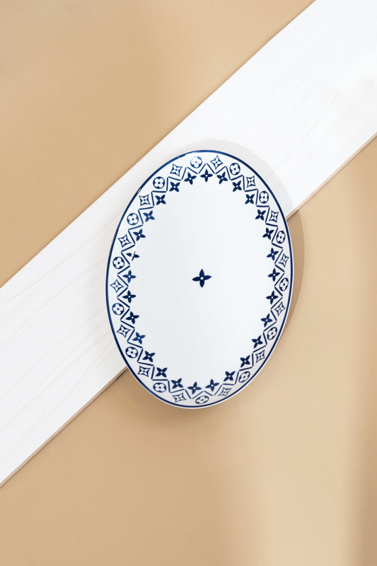 لوحة بيضاوية من لويس فيتون بنقشة زهور أحادية اللون