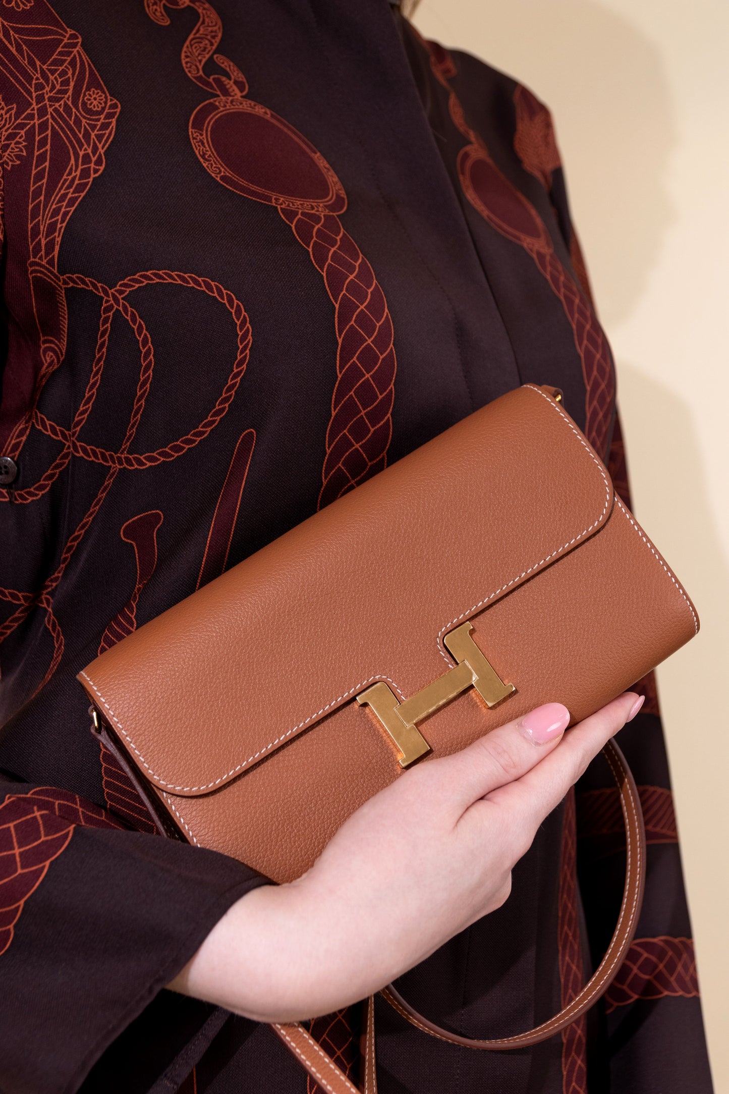 فستان قميص "Les Tambours Finesse" من Hermès بفتحات، مع محفظة Constance بلون ذهبي من Evercolor