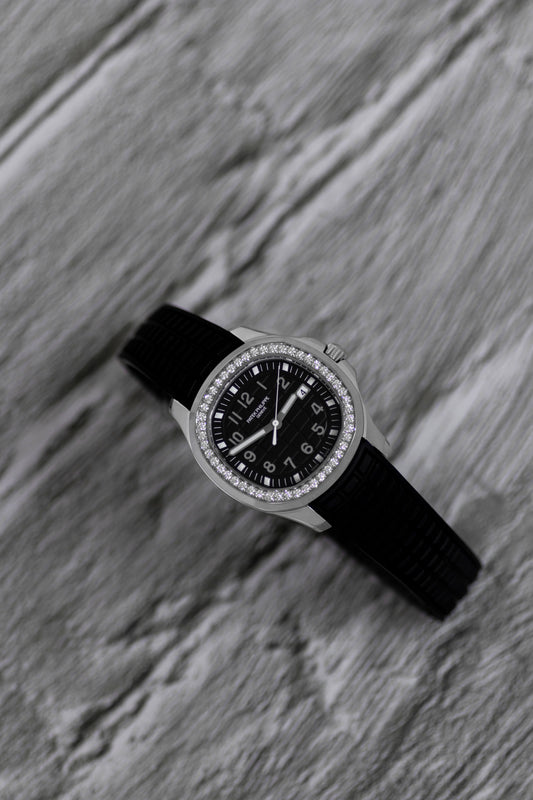 ساعة باتيك فيليب جينيف أكوانوت بسوار أسود ومينا من الماس