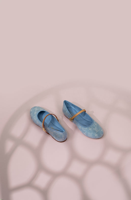 حذاء باليرينا مسطح رومي من لويس فيتون باللون الأزرق الفاتح