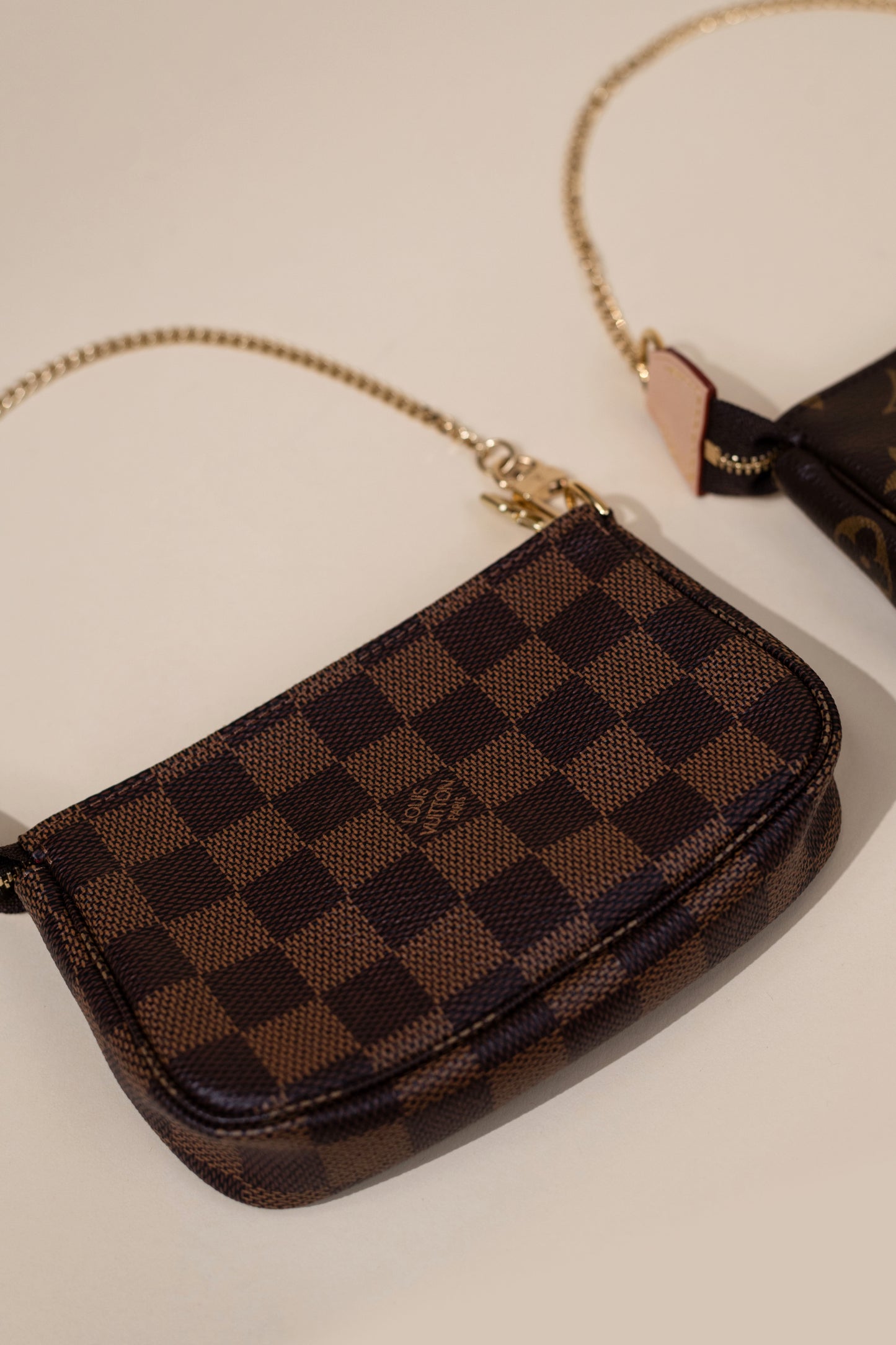 حقيبة Louis Vuitton Mini Pochette وحقيبة Monogram صغيرة