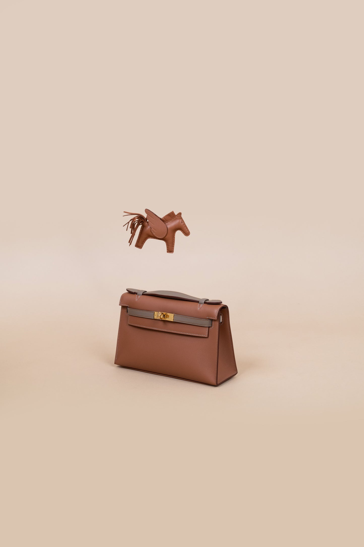 Hermès Kelly Pochette in Gold/Gris Asphalt GHW