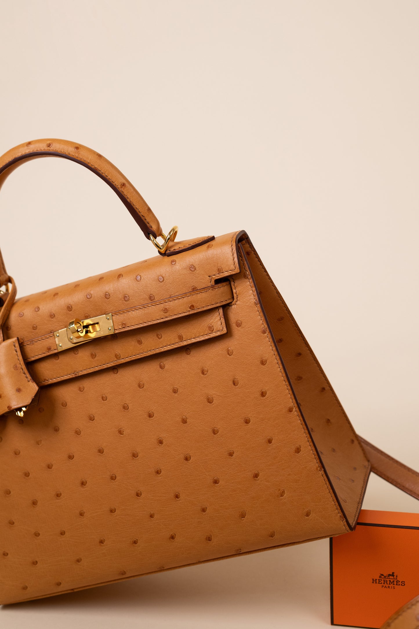 هيرميس - ساعة HSS Kelly 25 Ostrich باللون الكونياك مع GHW