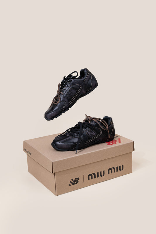 حذاء رياضي من الجلد باللون الأسود من New Balance X Miu Miu