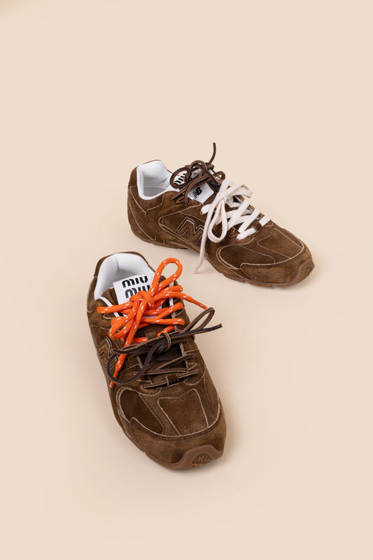 حذاء رياضي من جلد الغزال New Balance X Miu Miu 530 SL باللون القرفة