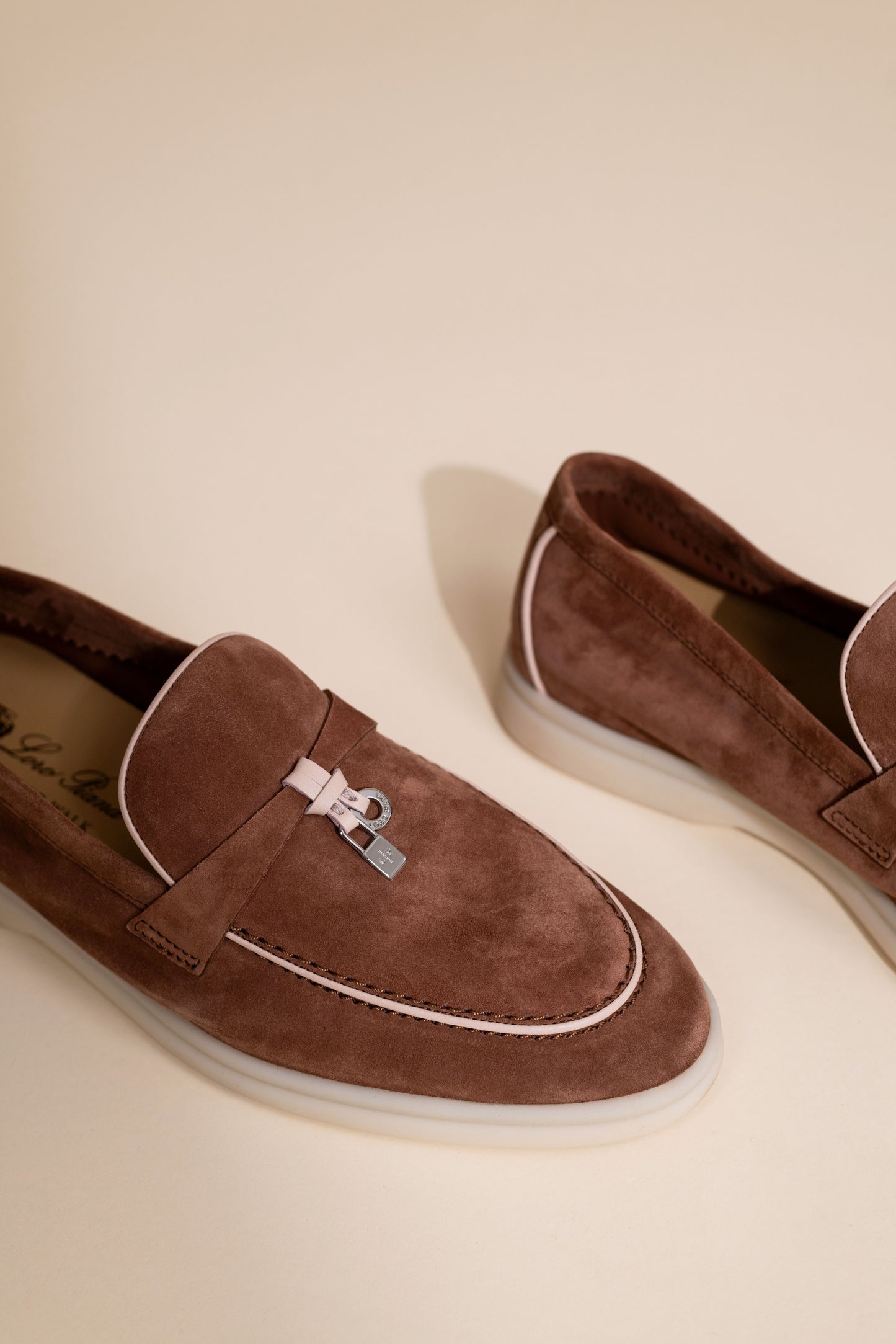 مجموعة Loro Piana Summer Charms Walk في Rocky Road وقفازات Hermès Soya Leather باللون الكونياك