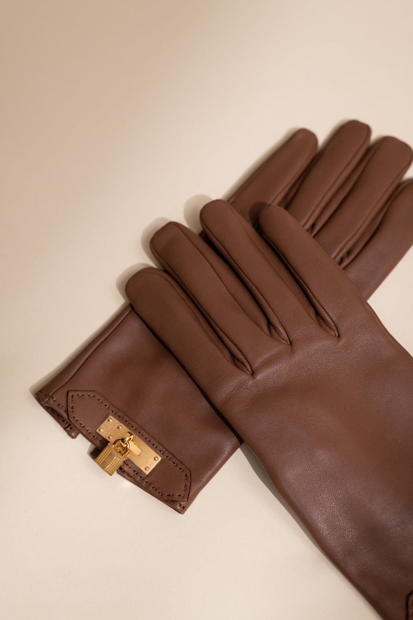 مجموعة Loro Piana Summer Charms Walk في Rocky Road وقفازات Hermès Soya Leather باللون الكونياك