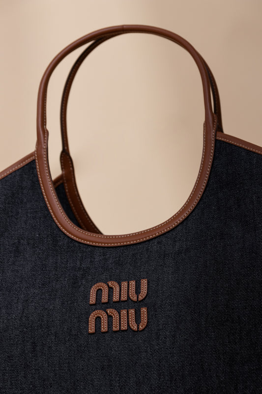 حقيبة توت من قماش الدنيم من ميو ميو