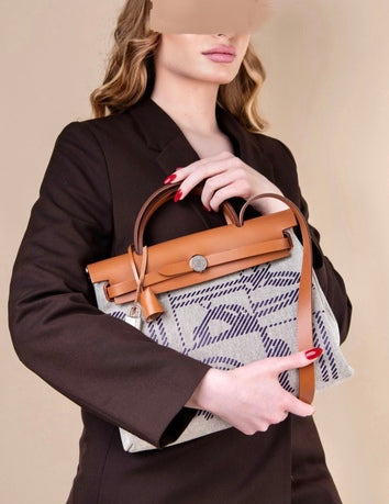 Loro Piana - سحر المشي الصيفي من حجر البابوش الرملي مع Hermès Herbag 31 Bride De Gala Natural/Toile H Canvas