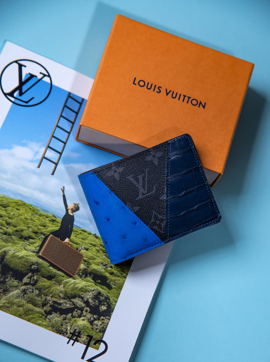 محفظة لويس فويتون ثلاثية الجلود من جلد النعام/التمساح/الأحرف الأولى