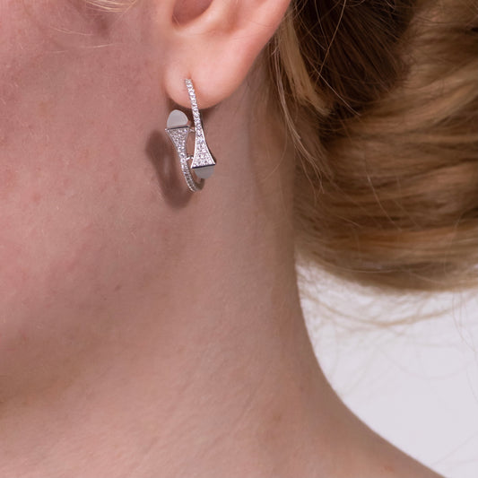 أقراط مارلي كليو الماسية باللون الأزرق الداكن