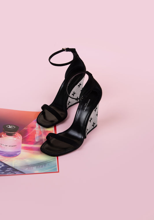 صندل Louis Vuitton Appeal Wedge باللون الأسود من جلد الغزال/الستراس