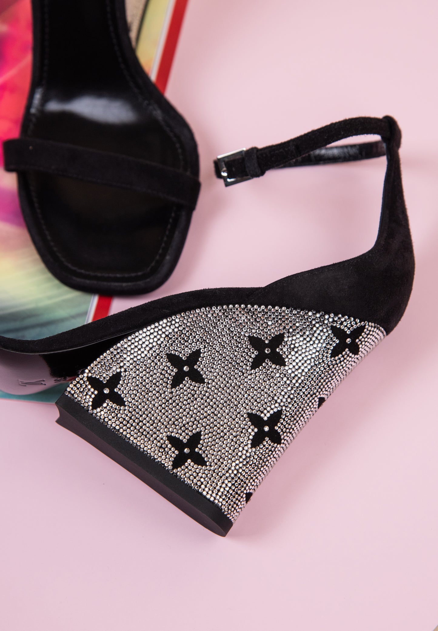 صندل Louis Vuitton Appeal Wedge باللون الأسود من جلد الغزال/الستراس