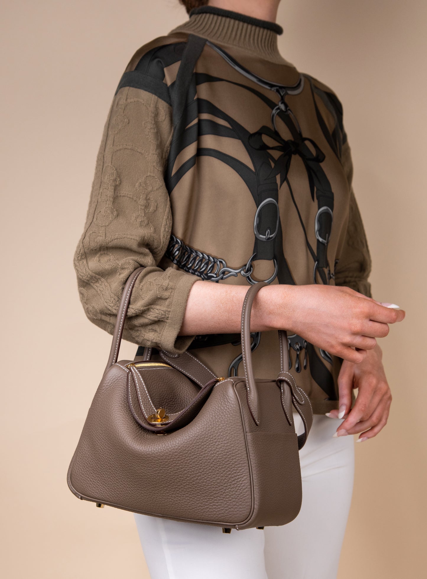 Hermès Lindy 26 Taurillon Clemence in Etoupe GHW