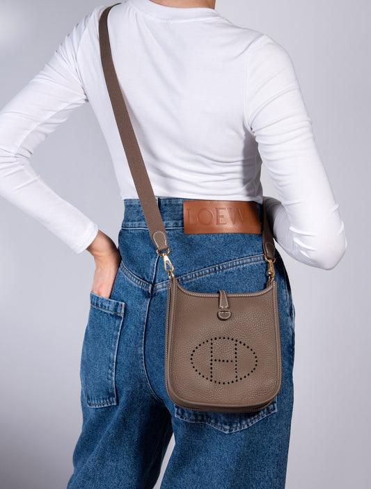 هيرميس ميني إيفلين في Etoupe مع Loewe Jeans