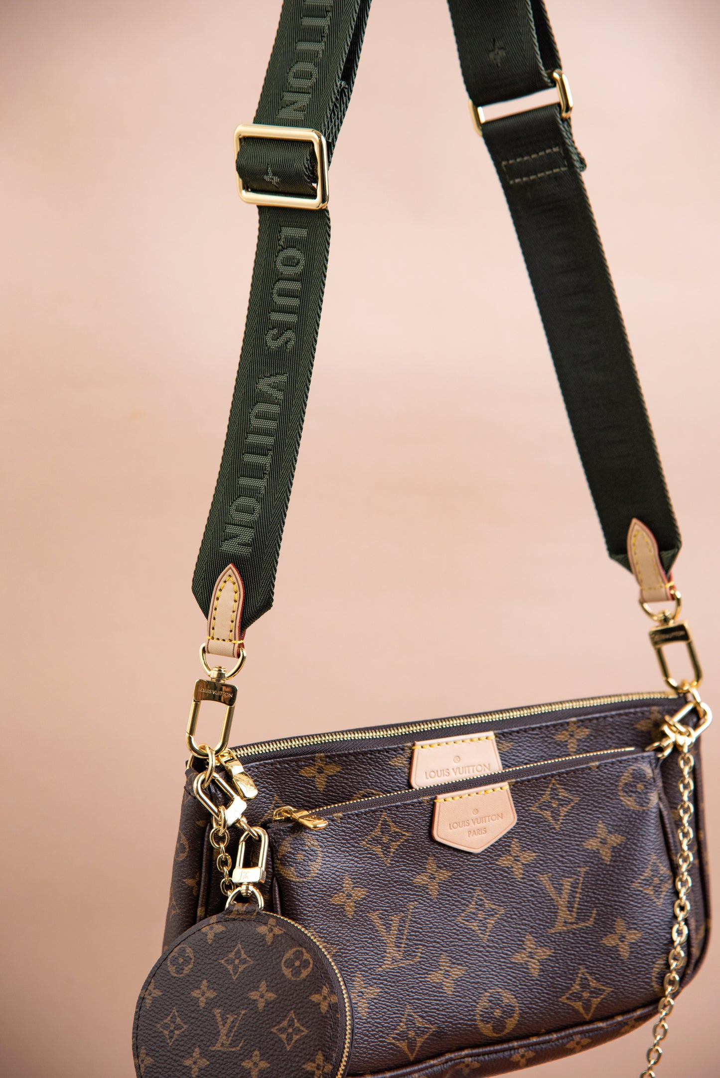 Louis Vuitton Monogram Multi-Pochette مع حزام أخضر