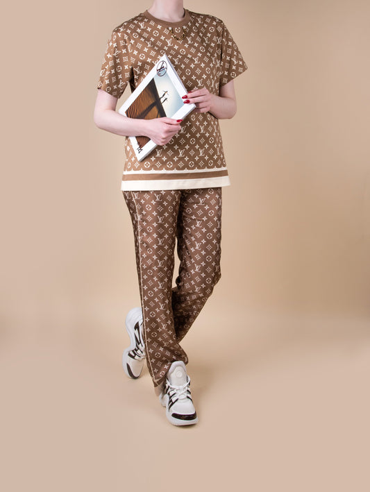 تيشيرت مخطط بشعار لويس فيتون وبنطلون بيجاما