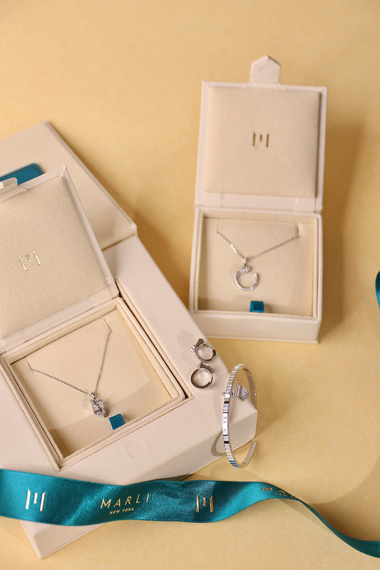 أقراط/سوار/قلادة مارلي من الذهب الأبيض والألماس