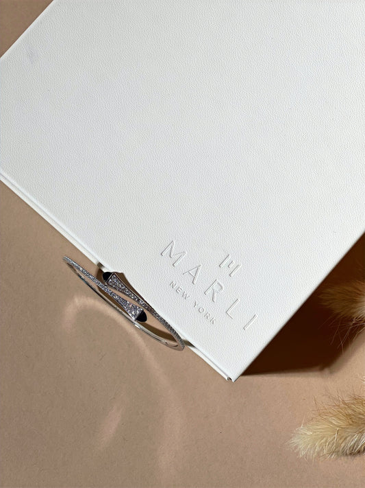 سوار مارلي كليو الماسي الرفيع من الذهب الأبيض والعقيق الأسود