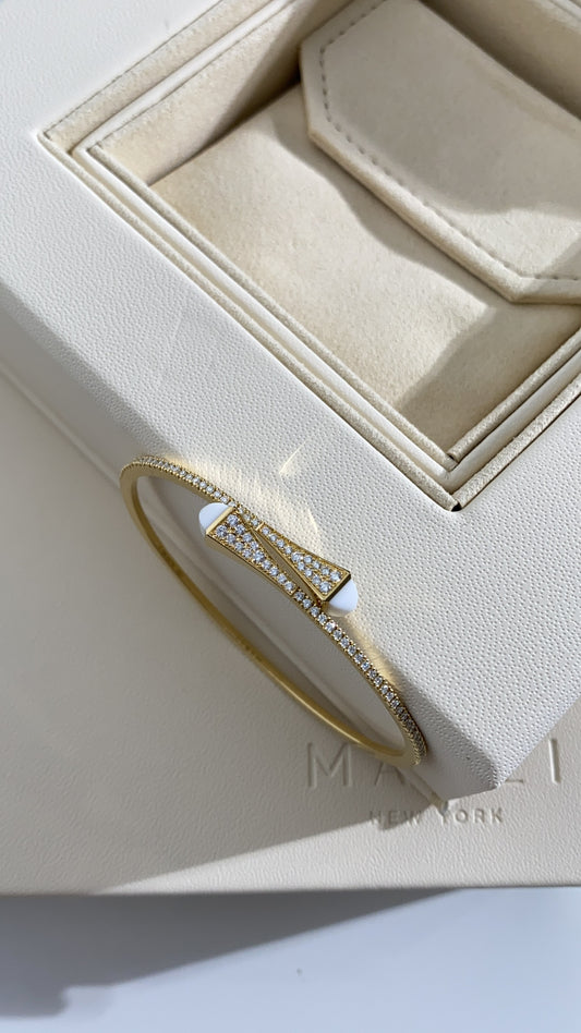 سوار مارلي كليو من الذهب الأصفر مع حجر الأوبال الأبيض