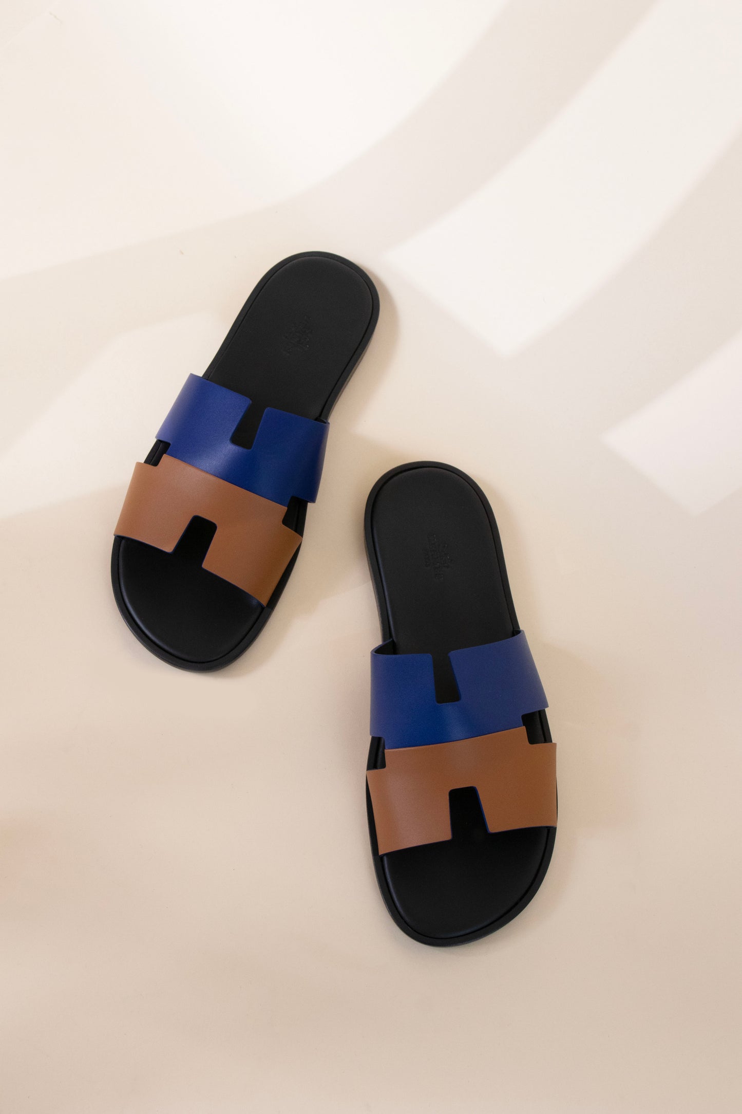Hermès Izmir Sandals in Natural/Blue