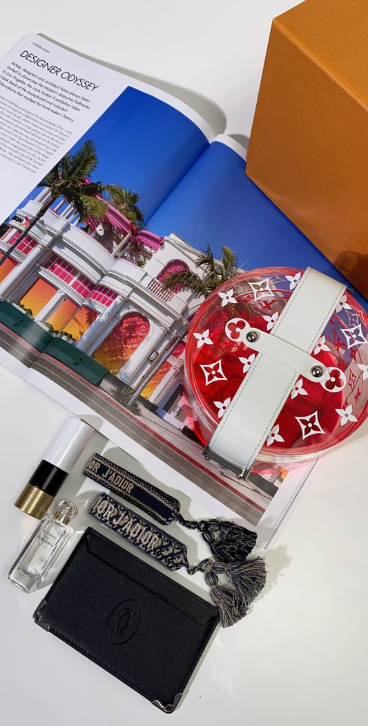 حافظة لويس فويتون، وأساور ديور، وحاملة بطاقات كارتييه