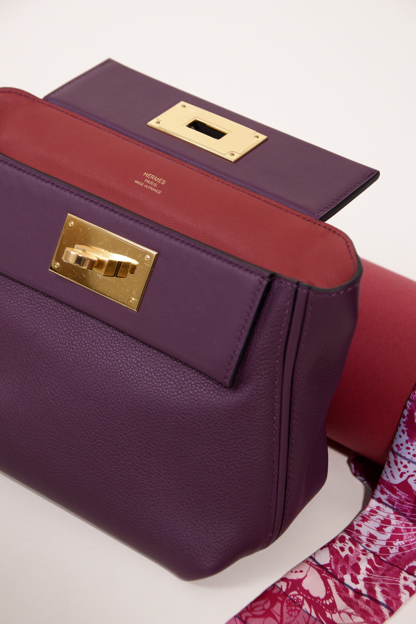 Hermès Mini 24/24 باللون Cassis/Rouge Grenat مع GHW