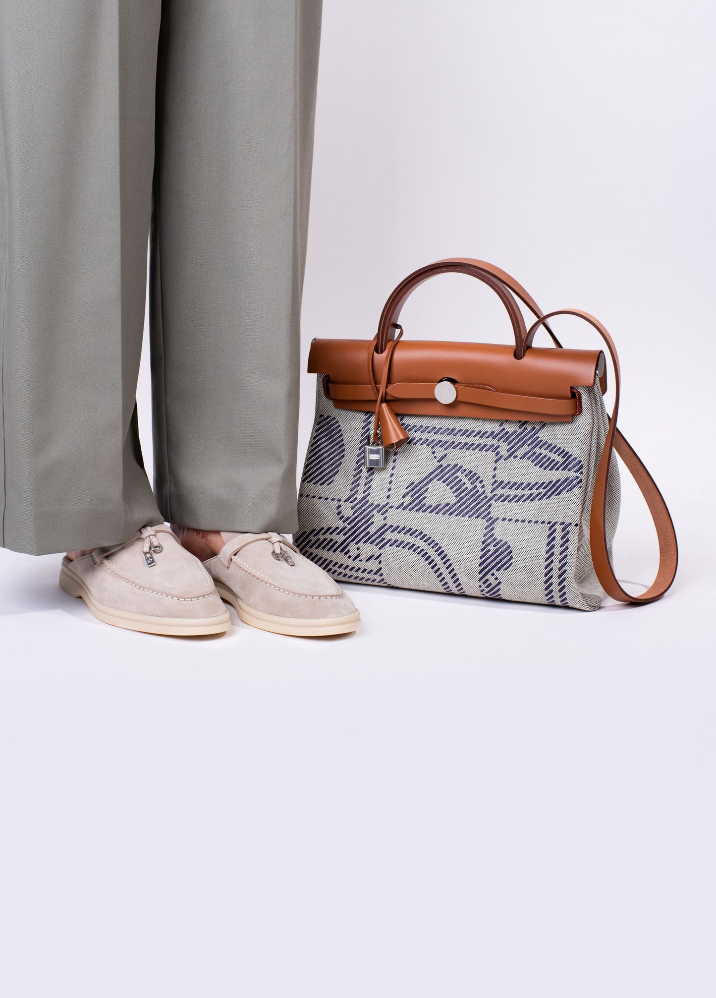 Loro Piana - سحر المشي الصيفي من حجر البابوش الرملي مع Hermès Herbag 31 Bride De Gala Natural/Toile H Canvas
