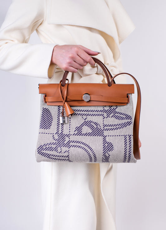 Loro Piana - سحر المشي الصيفي من حجر البابوش الرملي مع Hermès Herbag 31 Bride De Gala Natural/Toile H Canvas