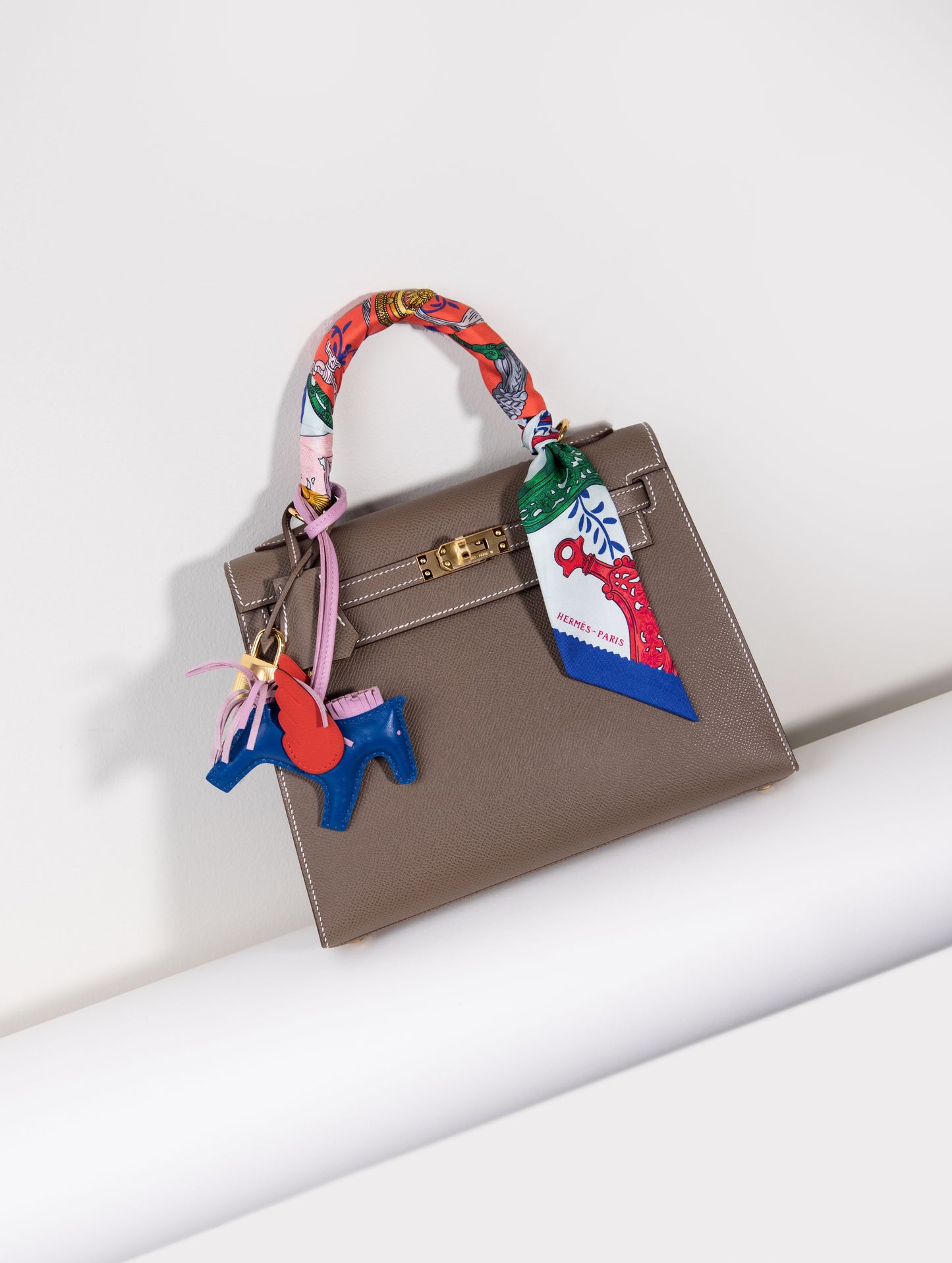 Hermès - Kelly 25 Etoupe GHW with Charm & Twilly