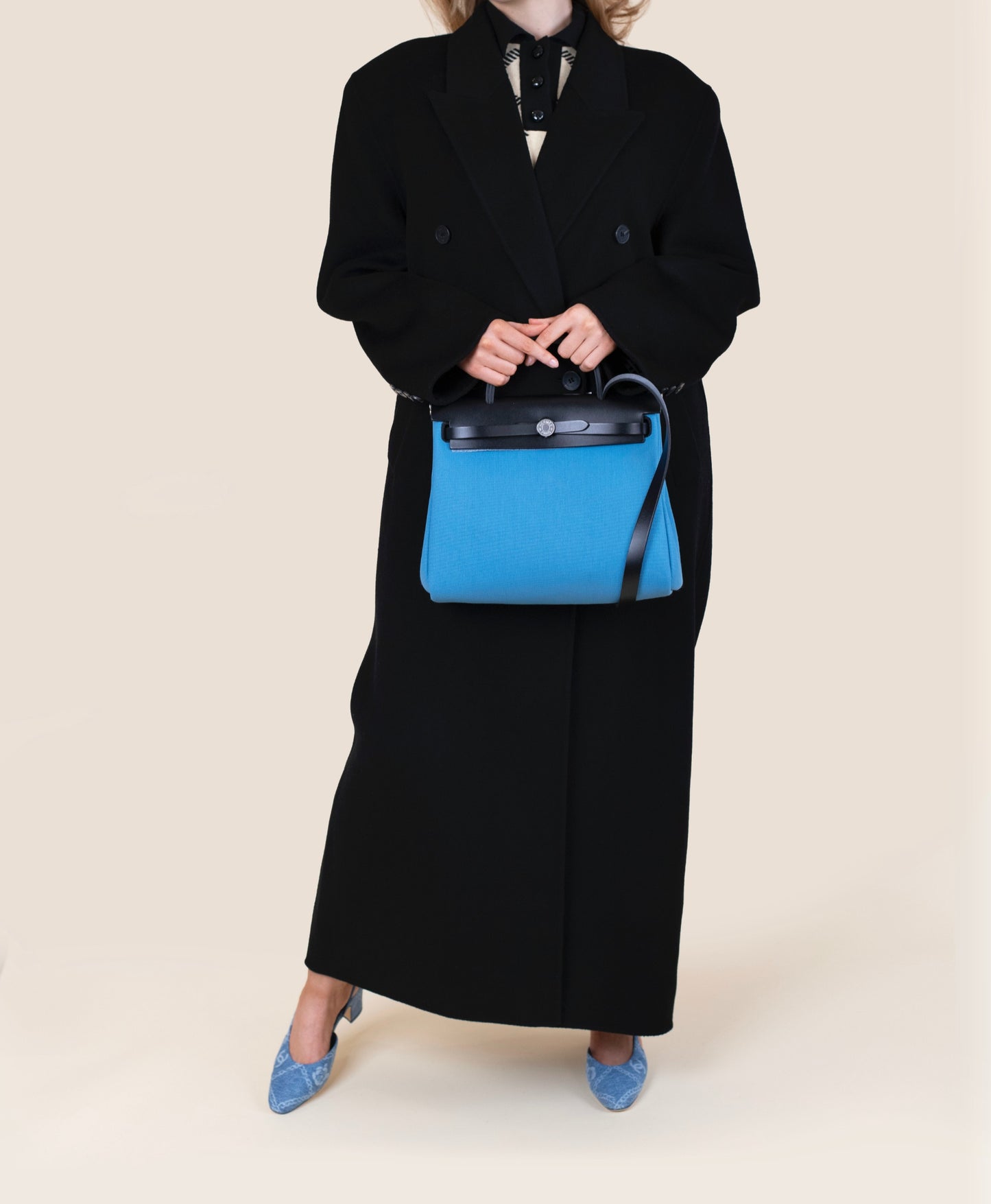 حقيبة Hermès Herbag Zip 31 باللون الأزرق/الأسود واللون العسكري/الصياد مع حذاء Chanel Denim Slingback