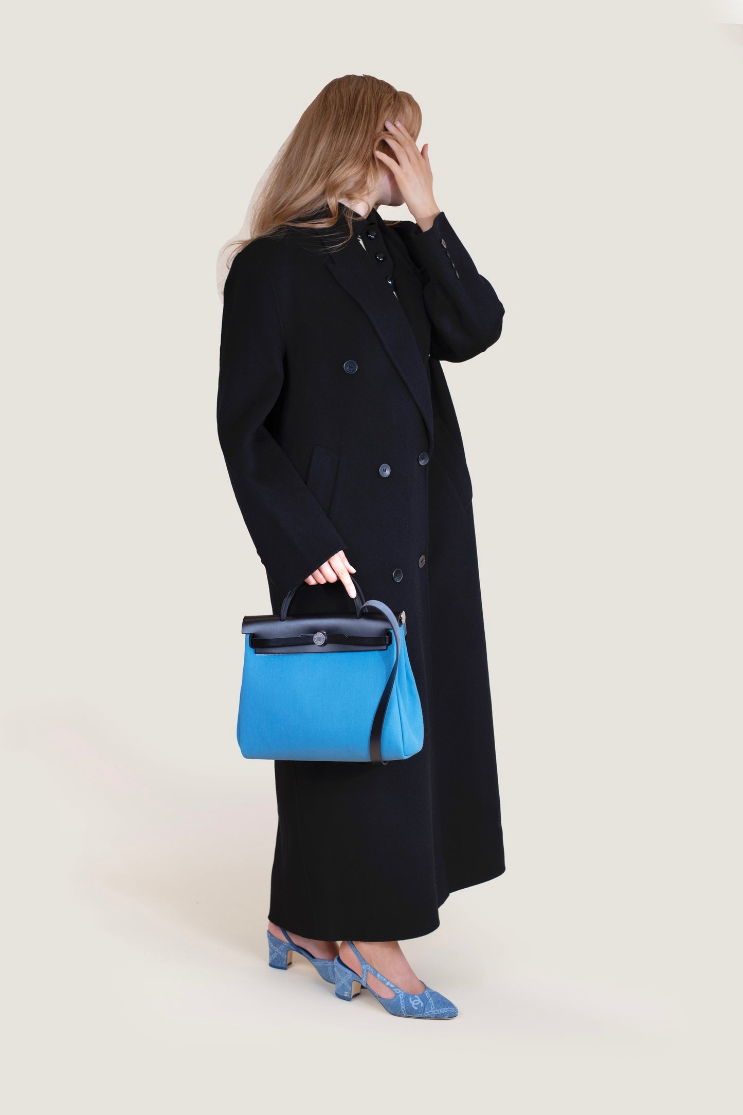 حقيبة Hermès Herbag Zip 31 باللون الأزرق/الأسود واللون العسكري/الصياد مع حذاء Chanel Denim Slingback