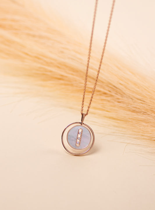 قلادة ميسيكا لاكي موف من الذهب الوردي وعرق اللؤلؤ