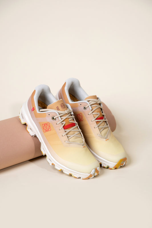 حذاء رياضي Loewe x On Cloudventure باللون البرتقالي المتدرج