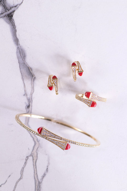 سوار مارلي كليو متوسط الطول من الذهب الأصفر مرصع بالألماس باللون الأحمر المرجاني