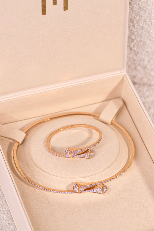 قلادة مارلي كليو من الذهب الوردي مرصعة بالألماس بالكامل مع سوار من الذهب الوردي