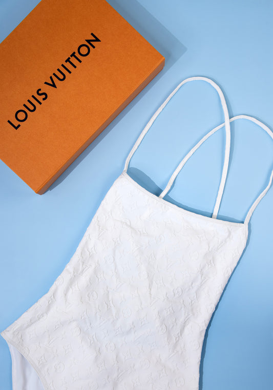 بدلة سباحة من قطعة واحدة من Louis Vuitton باللون الأبيض بنقشة الجاكار