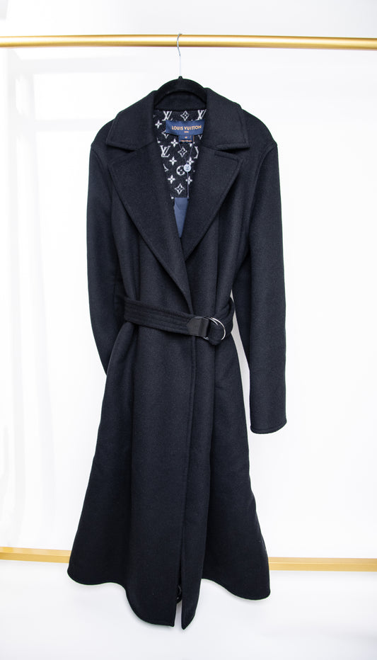 معطف طويل من الصوف من لويس فيتون باللون الأسود مع شعار