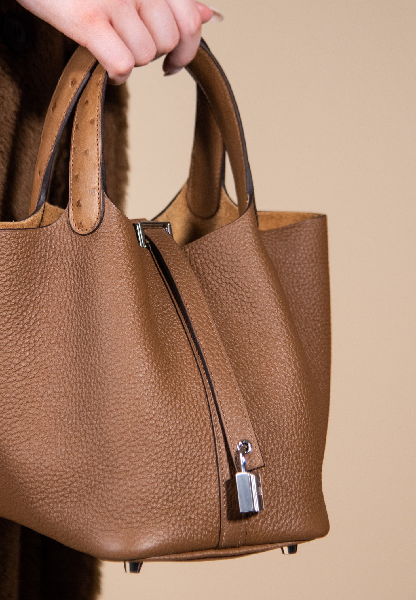 حذاء Hermès Picotin 18 Touch Ostrich Alezan PHW مع حذاء Saint Germian باللون الطبيعي