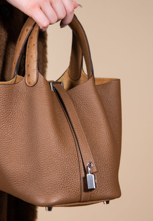 حذاء Hermès Picotin 18 Touch Ostrich Alezan PHW مع حذاء Saint Germian باللون الطبيعي