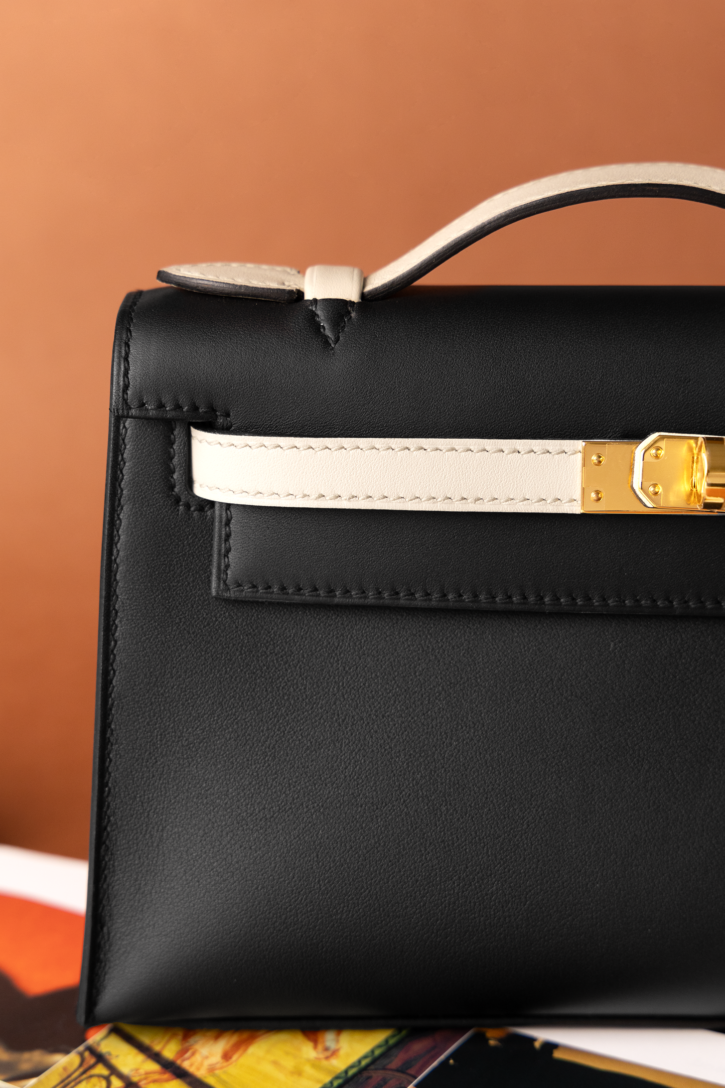 Hermès Kelly Pochette Swift in Black/Nata with GHW
