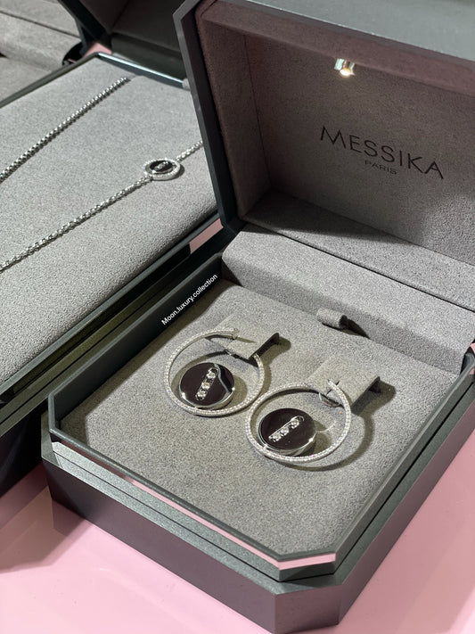 أقراط وقلادة طويلة من ميسيكا لاكي موف من الذهب الأبيض