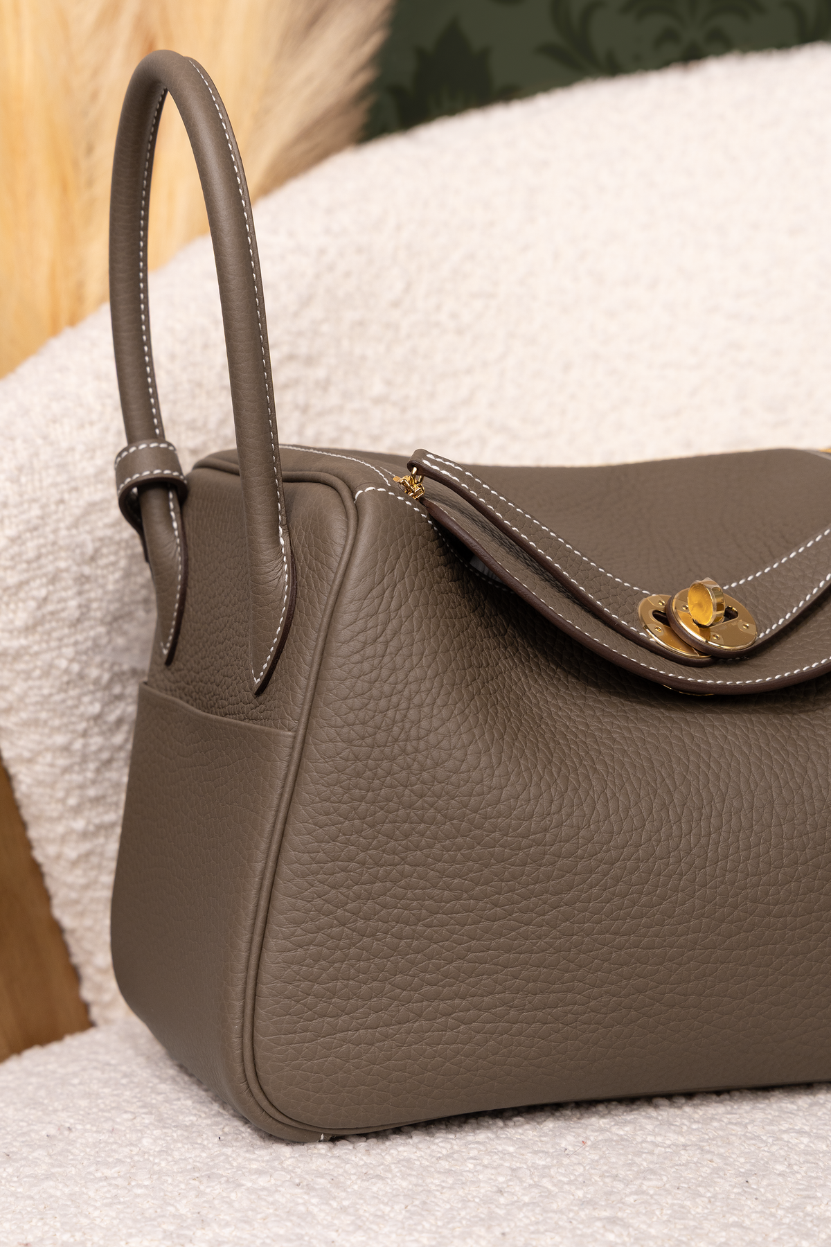 Hermès Lindy 26 Taurillon Clemence in Etoupe GHW