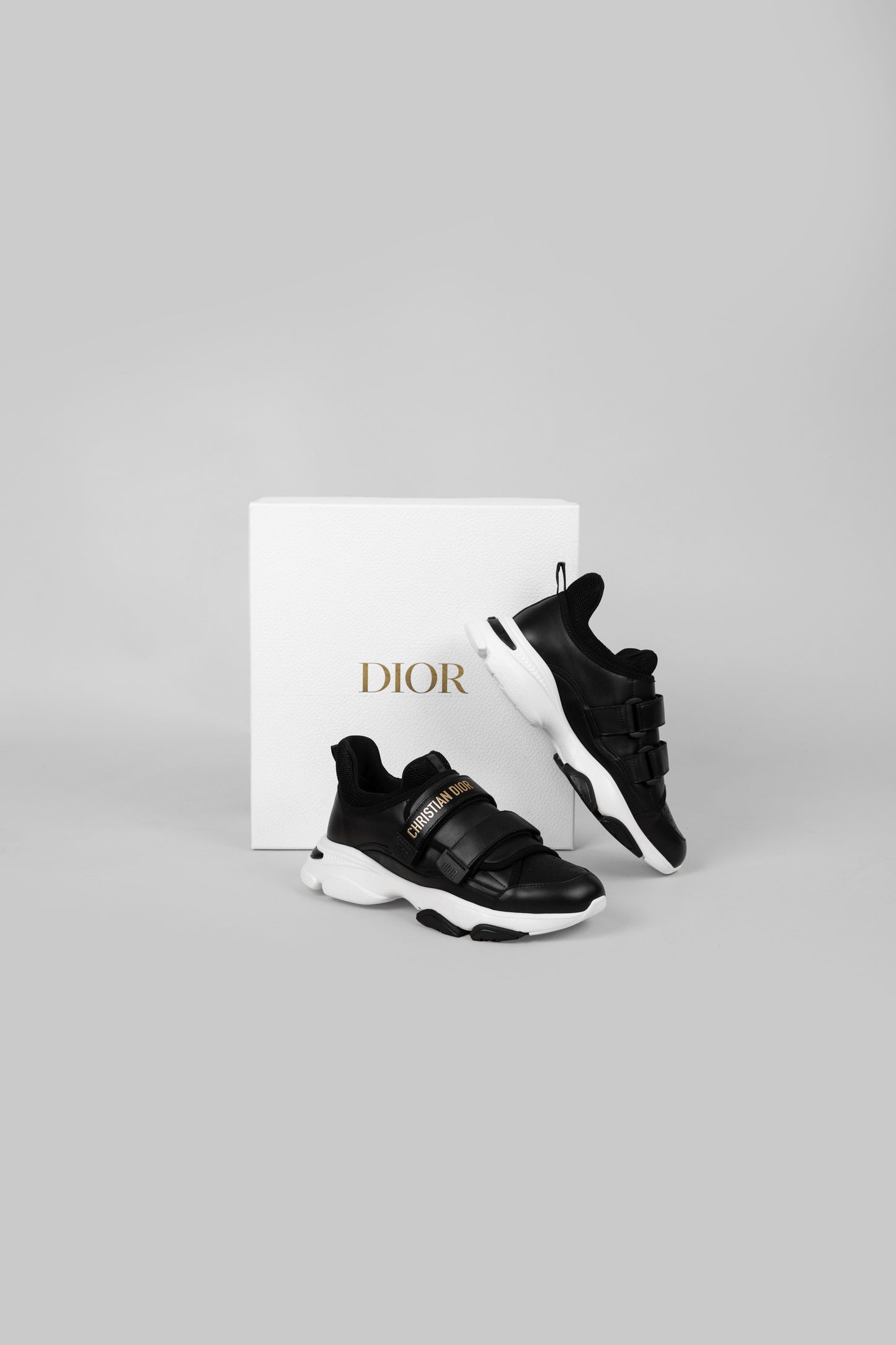 حذاء رياضي Dior D - Wander باللونين الأسود والأبيض