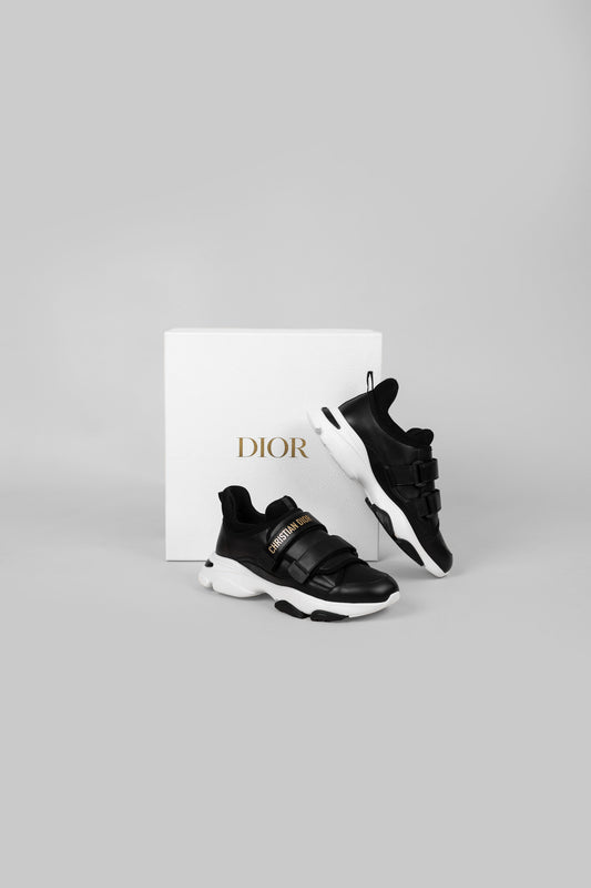 حذاء رياضي Dior D - Wander باللونين الأسود والأبيض